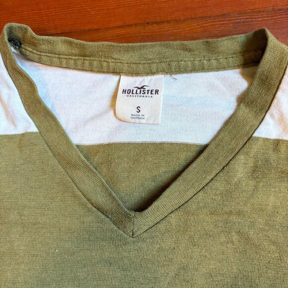 Hollister y2k green/cream striped v-neck t-shirt. Size M. - Picture 4 of 5